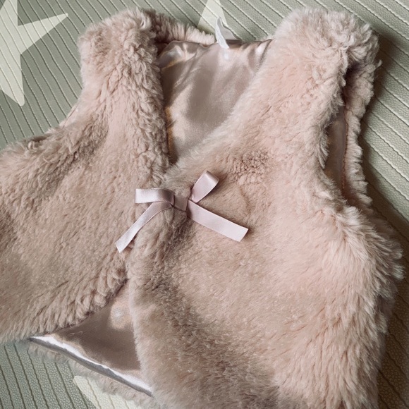 ✨2/$12✨H&M Faux Fur Vest Size 1.5/2 Yrs - Picture 2 of 5